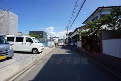 現地（2025年8月）撮影。住人以外の車の進入も少なく、小さなお子様を持つご家庭にも安心です。