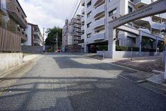 大型車の通行が少なく、騒音や振動が少ないので静かで快適な生活を送れます。