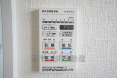 浴室暖房乾燥機には、暖房、乾燥、涼風、換気の4つの機能が付いています。タイマー付き。
