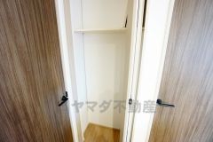 まとめ買いしてもこの収納量なら心配要らずのパントリー。調理家電や食品のストックをすっきりまとめられ、キッチン周りを広々使えます。