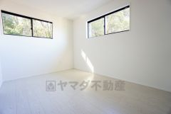 2面採光を確保した明るい室内は、風通しも良く、大変居心地の良い空間となっております。爽やかな風を感じて起きる朝は、快適生活の始まりに。