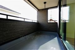 同仕様写真。雨に濡れにくいインナーバルコニーは家事を助けてくれること間違いなし。