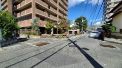 エントランスの外まで管理が行き届いた綺麗なマンションです。