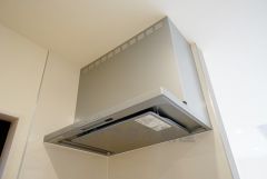 スタイリッシュなレンジフードです。煙や蒸気を屋外へ排出してくれます。