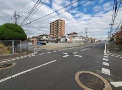 現地（2025年12月16日）撮影。全戸駐車スペースも2台確保、来客時にも便利。落ち着いた住宅地内で快適な生活を実現してみませんか。