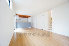 リビングは広々とした設計で、家族が集い、寛ぐ暮らしの空間を演出しています。思い思いの時間を過ごしたり、家族みんなで食事をしたり、素敵な団らんの場になりますね。