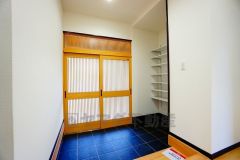 来客も心地よく迎える、広さにゆとりのある玄関スペース。和の趣を感じながら、毎日の出入りを心地よく演出してくれます＾＾