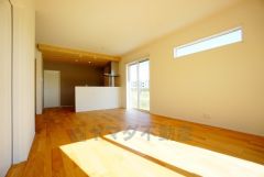 大きな窓のあるリビングは、陽光あふれる明るい空間です。居心地良く、ご家族皆がゆったり寛げる憩いの空間となりそうです。