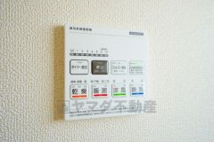 雨の日の洗濯も安心できる浴室暖房乾燥機付き浴室。リモコンで操作もボタン1つで簡単。