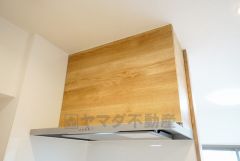 お手入れが簡単なスリム型レンジフードです。調理により発生する油煙や臭いを吸い込み、屋外へ排気してくれます。