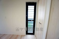 勝手口付きキキッチンにある床下収納は、居住スペースを減らさずに買い置きの調味料や非常食などを保管することがでッチン。においがこもりやすいキッチンの換気にも役立ちます。ごみの仮置きにもなり、便利です＾＾