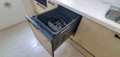 食後の時間にゆとりを与えてくれる食器洗い乾燥機。操作ボタンも上面にあるので、腰をかがめずに操作が楽々。