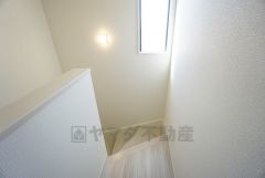 小さなお子様やご高齢の方でも安心できる、手すり付き階段。段差も低めで設定されており、安全性にも優れています。