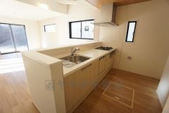 同仕様写真。対面式キッチンなのでリビングにいるご家族とコミュニケーションを取りながら洗い物や、お料理が楽しめそうですね＾＾