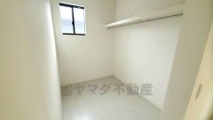 収納力豊富なウォークインクローゼット。洋服や小物などを1箇所にまとめて美しい収納を実現します。スーツケースのような大型の荷物も置けます＾＾