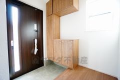 たっぷり収納できるシューズボックスです。家族全員の靴がきれいに整頓できます。棚の上にお花や写真を飾っても良いですね。