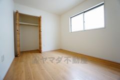 同仕様写真。各部屋に収納が完備されているので、お荷物が増えても安心の設計です。