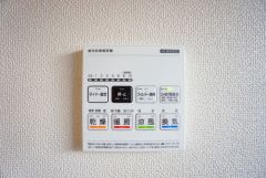 雨の日の洗濯も安心できる浴室暖房乾燥機付き浴室。リモコンで操作もボタン1つで簡単。