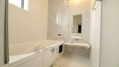 1日の疲れを癒すくつろぎのバスルーム。足を伸ばしてもゆったりと入れるサイズです。お子様と一緒にお風呂に入っても狭くないですね^^