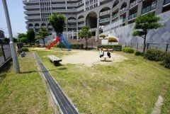 子育て層にうれしい敷地内公園。 小さな子供を目の届くマンション内で遊ばせられるので安心です。