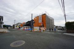 現地（2025.年9月19日）撮影。前面道路は広く、車同士がすれ違うスペースが十分にあります。落ち着いた住宅地内で快適な生活を実現してみませんか＾＾