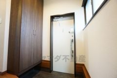 採光も考えられた明るい玄関です。たっぷり収納できるシューズボックス付きで、家族全員の靴がきれいに整頓できます。