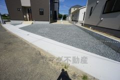 駐車スペースはゆとりある2台分を確保。マイカー用に、お客さま用に、余裕を持ってご利用いただけます。