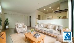 家具はイメージです。大きな窓のあるリビングは、陽光あふれる明るい空間です。居心地良く、ご家族皆がゆったり寛げる憩いの空間となりそうです。