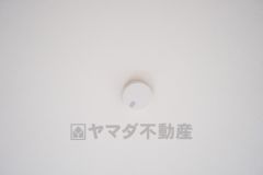 火災報知器が設置されていることで、火災の発生をいち早く感知し、就寝中や留守中でも素早く危険を知らせてくれるため、家族の安全を確保し被害を最小限に抑えられます。