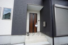 家の顔となる玄関扉がかっこいいと、たくさんの人を招き入れたくなりますね＾＾奥まって設置されており、雨にも濡れにくくなっています。