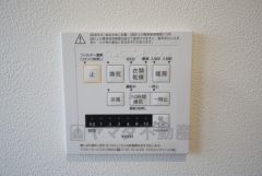 雨の日の洗濯も安心できる浴室暖房乾燥機付き浴室。リモコンで操作もボタン1つで簡単。