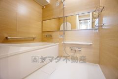 1日の疲れを癒すくつろぎのバスルーム。足を伸ばしてもゆったりと入れるサイズです。お子様と一緒にお風呂に入っても狭くないですね^^