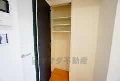 物が散らかりやすいリビングに収納スペースを確保。書類や雑貨をひとまとめにできまるため、お部屋をすっきりさせることが出来ます。