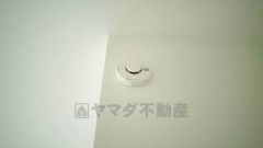 火災発生をいち早く知らせてくれる火災報知器は標準装備です。