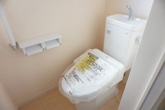 同仕様写真。温水、暖房、ウォシュレット付の高機能トイレです。もちろん各階にトイレがあるので、忙しい朝の混雑を避けることが出来ます。