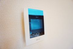 防犯はもちろん、セールスマン対策にもなるモニター付きインターホンです。お子さん1人での留守番時にも活躍しそうです。