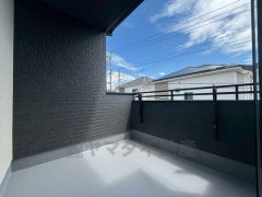 南側に面した大型のバルコニーは日当たり良好です。お洗濯物も気持ちよく干せそうです。日光浴をしたり、星を眺めたりも良いですね^^