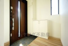 同仕様写真。採光も考えられた明るい玄関です。