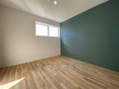 デザインクロスが2階洋室の雰囲気を上品に仕上げています。いつもと違う雰囲気のお部屋をお楽しみください。
