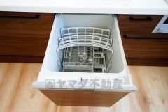 同仕様写真。食事の後の手間を解消する食器洗い乾燥機付。冬場の洗い物で手荒れの悩みもなくなります。手洗いよりも節約できて便利。