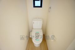 温水洗浄機付トイレです。節水機能もあるので、安心して使えますね。もちろん、1階2階の2ヶ所にトイレがあるので、忙しい朝にもゆとりができますね。