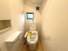 温水洗浄機付トイレです。節水機能もあるので、安心して使えますね。もちろん、1階2階の2ヶ所にトイレがあるので、忙しい朝にもゆとりができますね。