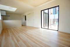 大きな掃き出し窓のあるリビングは、陽光あふれる明るい空間です。ゆったりと寛げる憩いの場となりそうです。