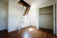 暖かい日差しが差し込む洋室。たっぷり収納できるクローゼット付きでお部屋の中をすっきりと快適に保てます。
