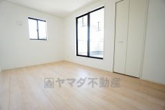 2面採光を確保した明るい室内は、風通しも良く、大変居心地の良い空間となっております。爽やかな風を感じて起きる朝は、快適生活の始まりに。