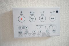 温水、暖房、ウォシュレット付の高機能トイレです。