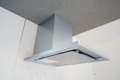 同仕様写真。コンロ上には換気扇完備＾＾調理時の蒸気や匂いが換気扇に誘導され、効率的に排煙ができます＾＾