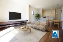 家具はイメージです。リビングは広々とした設計で、家族が集い、寛ぐ暮らしの空間を演出しています。思い思いの時間を過ごしたり、家族みんなで食事をしたり、素敵な団らんの場になりますね。