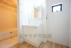 三面鏡つき洗面台。鏡裏にたっぷりとした収納スペースがあります。鏡を閉めてしまえば小物は見えないため、スッキリとした印象の洗面台にできます。