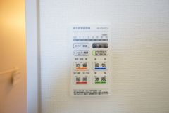 雨の日の洗濯も安心できる浴室暖房乾燥機付き浴室。リモコンで操作もボタン1つで簡単。